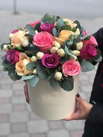 Цветочная композиция из Розы в шляпной коробке в Саранске