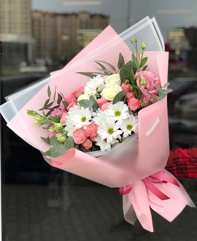 Букет цветов из: Розы, Лизиантусы и Хризантемы в Саранске